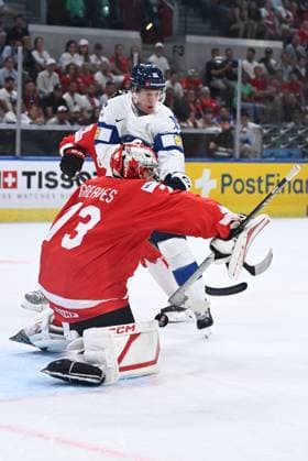 From left goalkeeper Jet Greaves of Canada and Anton Lundell of Finland in action during the semifinal match Canada vs Finland at the 2026 IIHF Ice hockey, Eishockey World Championship, WM, Weltmeisterschaft on May 30, 2026, Zurich, Switzerland. (CTKxPhoto RadekxPetrasek) CTKPhotoP2026053005403  CTKPhotoP2026053005403