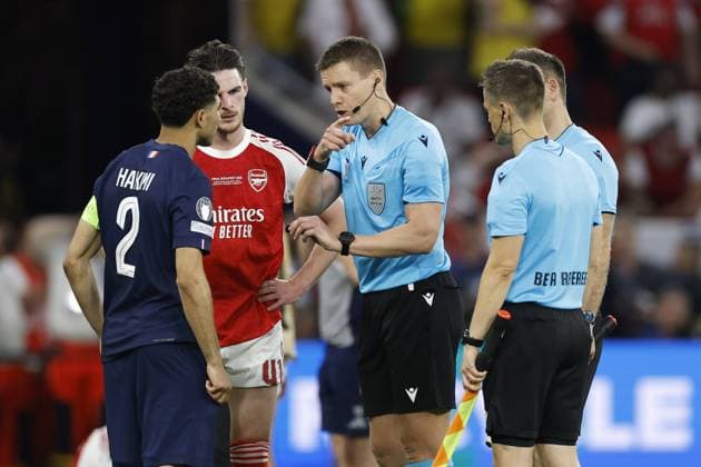 BUDAPEST - Achraf Hakimi of Paris Saint-Germain and Declan Rice of Arsenal FC decide penalties with referee Daniel Siebert during the UEFA Champions League final between Paris Saint-Germain and Arsenal FC at Puskas ArÃ na on May 30, 2026, Budapest, Hungary. MAURICE VAN STEEN ANP UEFA Champions League Final 2026 2025-2026 xVIxANPxSportx xMauricexvanxSteenxIVx 559694218 originalFilename: 559694218.jpg