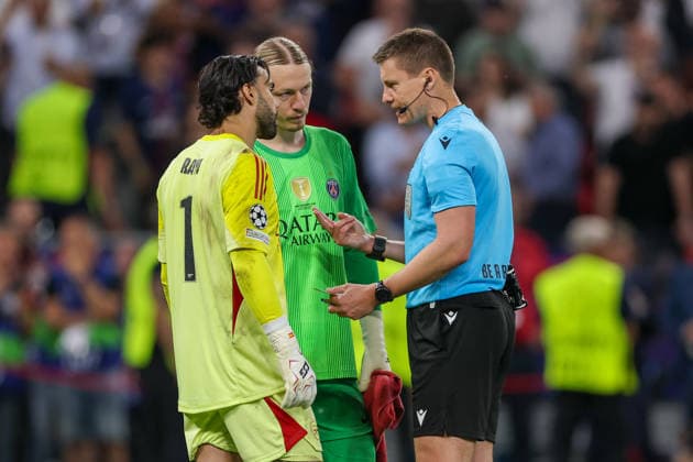 BUDAPEST, HUNGARY - MAY 30: Arsenal goalkeeper David Raya, Paris Saint-Germain goalkeeper Matvey Safonov, referee Daniel Siebert during the UEFA Champions League 2026 Final between Paris Saint-Germain and Arsenal FC at Puskas Arena on May 30, 2026 in Budapest, Hungary.  Copyright: xRenexNijhuis MBxMediax