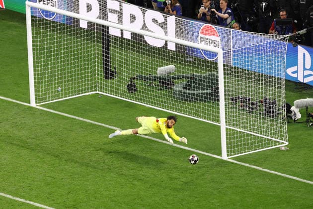 Arsenal gegen Paris Saint Germain 30. Mai 2026 Budapest UEFA-Champions-League-Finale Arsenal gegen Paris Saint Germain Arsenal-Torwart David Raya pariert einen Elfmeter von Nuno Mendes von Paris Saint Germain während des Elfmeterschießens Foto von Jacques Feeney Budapest Ungarn  Copyright: xJacquesxFeeneyxOffside