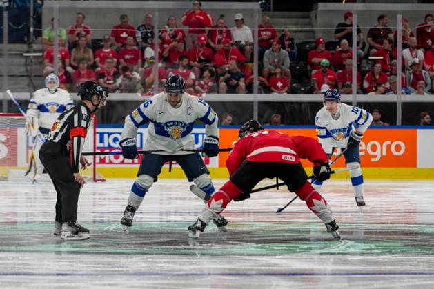 ZURICH, SWITZERLAND MAY 30 Aleksander Barkov of Finland 2nd L against Macklin Celebrini of Canada for the face off during the 2026 IIHF Ice Hockey World Championship Switzerland game between Canada and Finland at Swiss Life Arena on May 30, 2026 in Zurich, Zurich Zurich Swiss Life Arena Zurich Switzerland Copyright: xJustPictures.ch JarixPestelaccix jp-en-EuSpIm-JP6_JAR_Canada_Finland_30May2026_00103