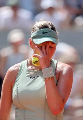 US Amanda Anisimova plays against French Diane Parry during their third-round match at the French Tennis Open in Roland Garros in Paris, France, on Saturday, May 30, 2026. Parry won 6-3, 4-6, 7-6.  PAR20260530123 MAYAxVIDON-WHITE