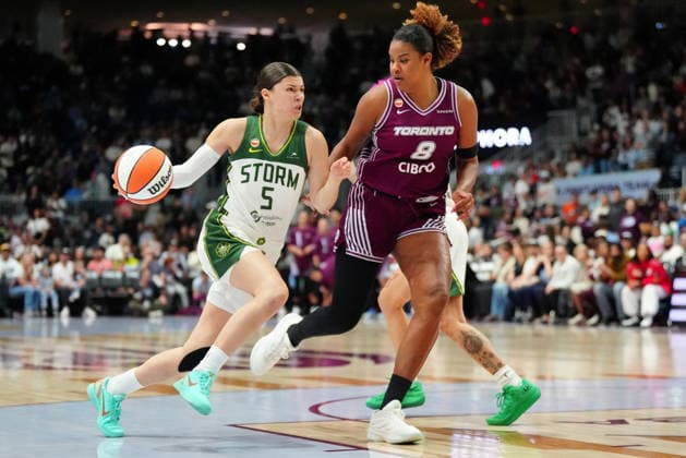 May 30, 2026, Toronto, On, CANADA: Seattle Storm forward MacKenzie Holmes (54) drives towards the net under pressure from Toronto Tempo center Nyara Sabally (8) during first half WNBA, Basketball Damen, USA action in Toronto, Saturday, May 30, 2026. Canada News - May 30, 2026  - ZUMAc35_ 20260530_zaf_c35_014 Copyright: xFrankxGunnx