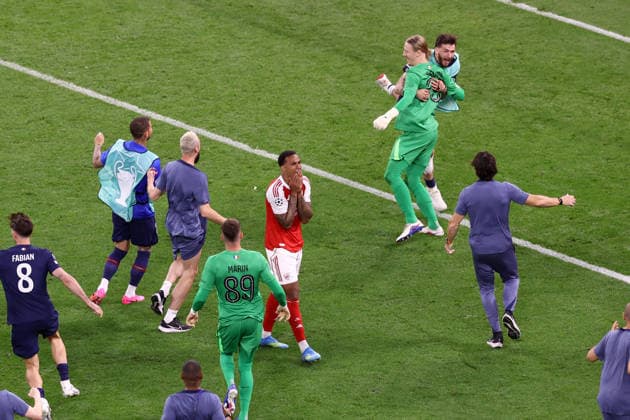 Arsenal gegen Paris Saint Germain 30. Mai 2026 Budapest UEFA-Champions-League-Finale Arsenal gegen Paris Saint Germain Gabriel von Arsenal reagiert, nachdem er den entscheidenden Elfmeter verschossen hat, während die PSG-Spieler dem Torhüter von Paris Saint Germain, Matvey Safonov, gratulieren Foto  Copyright: xJacquesxFeeneyxOffside