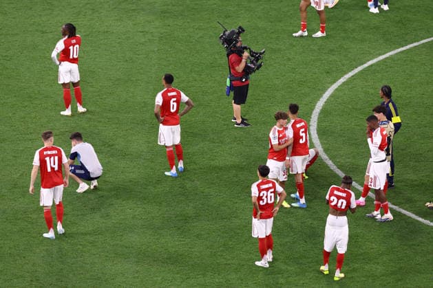 Arsenal gegen Paris Saint Germain 30. Mai 2026 Budapest UEFA-Champions-League-Finale Arsenal gegen Paris Saint Germain Arsenal-Spieler stellen sich nach der Niederlage im Elfmeterschießen den Fans Foto  Copyright: xJacquesxFeeneyxOffside