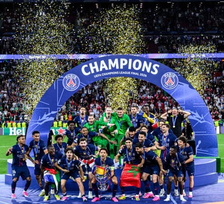 260530 Players of Paris Saint Germain celebrate with the trophy after the UEFA Champions League final match between Paris Saint Germain and Arsenal on May 30, 2026 in Budapest Photo Maxim Thore BILDBYRAN kod MT MT1056 fotboll football soccer fotball uefa champions league champions league paris saint germain arsenal bbeng jubel  Copyright: MAXIMxTHORE BB260530MT233