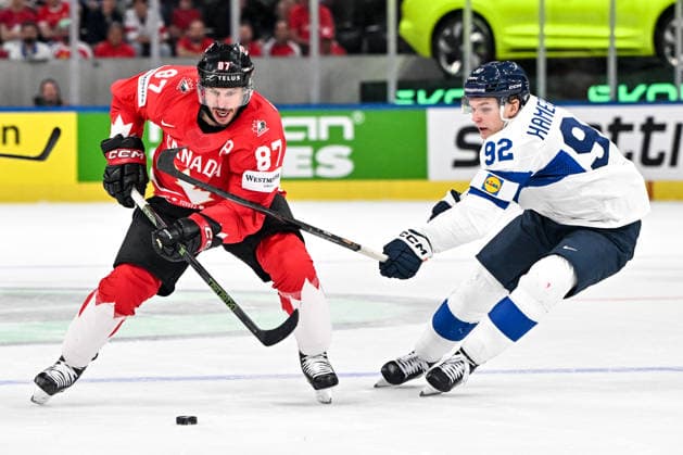 ZURICH, SWITZERLAND MAY 30 Sidney Crosby of Canada in action against Lenni Hameenaho of Finland during the 2026 IIHF Ice Hockey World Championship Switzerland game between Canada and Finland at Swiss Life Arena on May 30, 2026 in Zurich, Zurich Zurich Swiss Life Arena Zurich Switzerland Copyright: xJustPictures.ch AndreaxBrancax jp-en-EuSpIm-JP7_ANB_FinCze_30052026_6399
