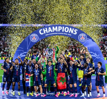 260530 Players of Paris Saint Germain celebrate with the trophy after the UEFA Champions League final match between Paris Saint Germain and Arsenal on May 30, 2026 in Budapest Photo Maxim Thore BILDBYRAN kod MT MT1056 fotboll football soccer fotball uefa champions league champions league paris saint germain arsenal bbeng jubel  Copyright: MAXIMxTHORE BB260530MT237