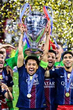 260530 Players of Paris Saint Germain celebrate with the trophy after the UEFA Champions League final match between Paris Saint Germain and Arsenal on May 30, 2026 in Budapest Photo Maxim Thore BILDBYRAN kod MT MT1056 fotboll football soccer fotball uefa champions league champions league paris saint germain arsenal bbeng jubel  Copyright: MAXIMxTHORE BB260530MT241