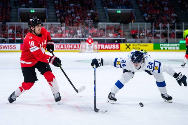 260530 Robert Thomas of Canada and Hannes Björninen of Finland during the 2026 IIHF Ice Hockey World Championship semifinal match between Canada and Finland on May 30, 2026 in Zürich Photo Jesper Zerman BILDBYRAN kod JZ JZ0738 ishockey ice hockey ishockey vm 2026 vm 2026 iihf world championship semifinal semifinals kanada canada finland bbeng  Copyright: JESPERxZERMAN BB260530JZ125