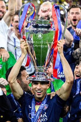 260530 Players of Paris Saint Germain celebrate with the trophy after the UEFA Champions League final match between Paris Saint Germain and Arsenal on May 30, 2026 in Budapest Photo Maxim Thore BILDBYRAN kod MT MT1056 fotboll football soccer fotball uefa champions league champions league paris saint germain arsenal bbeng jubel  Copyright: MAXIMxTHORE BB260530MT243
