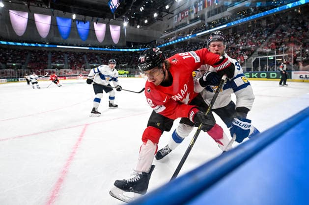 ZURICH, SWITZERLAND MAY 30 Robert Thomas of Canada and Nikolas Matinpalo of Finland in a battle along the boards during the 2026 IIHF Ice Hockey World Championship Switzerland game between Canada and Finland at Swiss Life Arena on May 30, 2026 in Zurich, Zurich Zurich Swiss Life Arena Zurich Switzerland Copyright: xJustPictures.ch AndreaxBrancax jp-en-EuSpIm-JP7_ANB_FinCze_30052026_7630