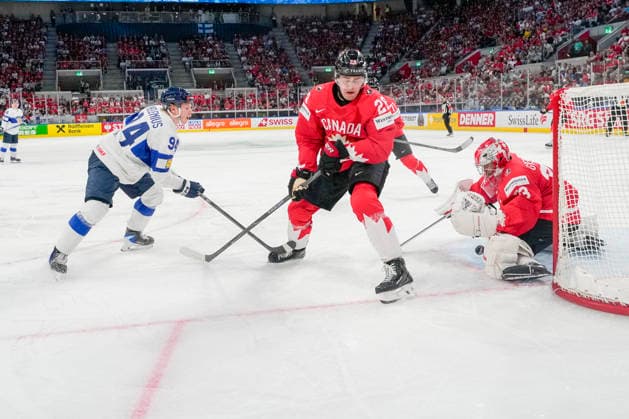 ZURICH, SWITZERLAND MAY 30 goalkeeper Jet Greaves of Canada R saves on Konsta Helenius of Finland L during the 2026 IIHF Ice Hockey World Championship Switzerland game between Canada and Finland at Swiss Life Arena on May 30, 2026 in Zurich, Zurich Zurich Swiss Life Arena Zurich Switzerland Copyright: xJustPictures.ch JarixPestelaccix jp-en-EuSpIm-JP6_JAR_Canada_Finland_30May2026_00132