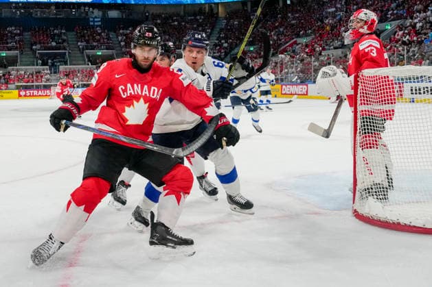 ZURICH, SWITZERLAND MAY 30 Parker Wotherspoon of Canada L against Mikael Granlund of Finland C during the 2026 IIHF Ice Hockey World Championship Switzerland game between Canada and Finland at Swiss Life Arena on May 30, 2026 in Zurich, Zurich Zurich Swiss Life Arena Zurich Switzerland Copyright: xJustPictures.ch JarixPestelaccix jp-en-EuSpIm-JP6_JAR_Canada_Finland_30May2026_00154