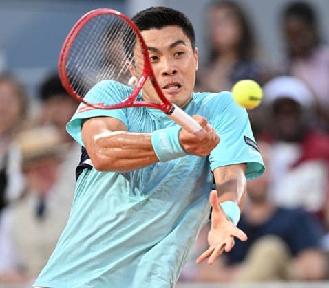 2026 French Open, Roland-Garros - Day 7 PARIS, FRANCE - MAY 30: Brandon Nakashima of US in action against Felix Auger-Aliassime of Canada during their men s singles match on day 7 of the French Open tennis tournament on Court Philippe-Chatrier at the Roland-Garros Complex in Paris on May 30, 2026. Mustafa Yalcin Anadolu Paris France. Editorial use only. Please get in touch for any other usage.  Copyright: x2026xAnadoluxMustafaxYalcinx