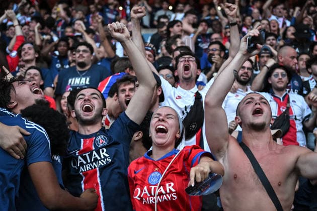 Champions League PSG winning over Arsenal celebration in Paris - FA Paris Saint-Germain’s supporters celebrate the win during a live diffusion of the UEFA Champions League final football match between Paris Saint-Germain and Arsenal FC in Budapest, at the Parc des Princes Stadium in Paris on May 30, 2026. Photo by Firas Abdullah ABACAPRESS.COM Paris Ile-de-France France  Copyright: xAbdullahxFiras ABACAx