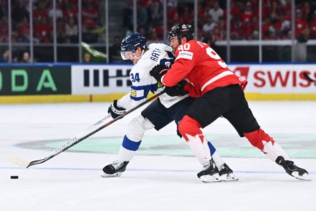 From left Aatu Raty of Finland and Ryan O Reilly of Canada in action during the semifinal match Canada vs Finland at the 2026 IIHF Ice hockey, Eishockey World Championship, WM, Weltmeisterschaft on May 30, 2026, Zurich, Switzerland. (CTKxPhoto RadekxPetrasek) CTKPhotoP2026053006084  CTKPhotoP2026053006084
