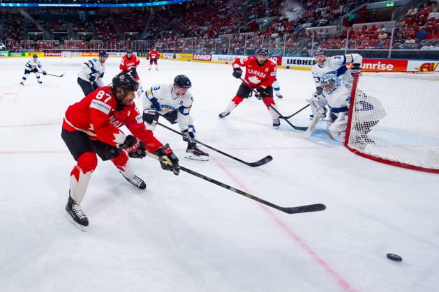 ZURICH, SWITZERLAND - MAY 30: Sidney Crosby (Canada, 87) in the battle for the puck with Olli Maeaettae (Finland, 3) during the Half Finals - Match 62 between Canada and Finland at the IIHF Ice hockey, Eishockey World Championship, WM, Weltmeisterschaft 2026, Swiss Life Arena on May 30, 2026 in Zurich, Switzerland. Zurich Switzerland Copyright: xTimoxSteinx