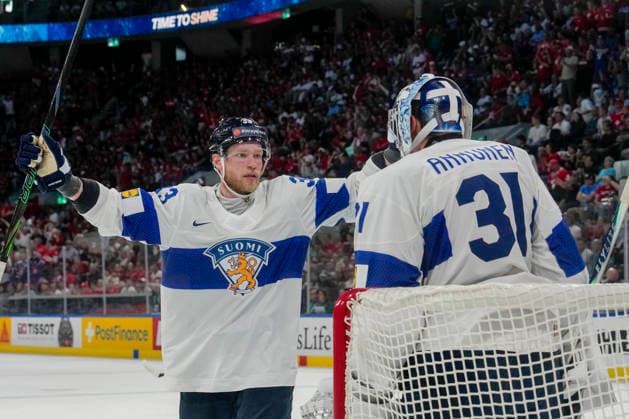ZURICH, SWITZERLAND MAY 30 Nikolas Matinpalo of Finland L celebrates victory with goalkeeper Justus Annunen of Finland during the 2026 IIHF Ice Hockey World Championship Switzerland game between Canada and Finland at Swiss Life Arena on May 30, 2026 in Zurich, Zurich Zurich Swiss Life Arena Zurich Switzerland Copyright: xJustPictures.ch JarixPestelaccix jp-en-EuSpIm-JP6_JAR_Canada_Finland_30May2026_00238