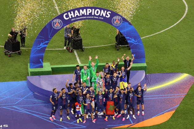 Arsenal gegen Paris Saint Germain 30. Mai 2026 Budapest UEFA-Champions-League-Finale Arsenal gegen Paris Saint Germain Marquinhos von Paris Saint Germain hebt die Trophäe zur Freude seiner Kollegen auf dem Podium Foto von Jacques Feeney Budapest Ungarn  Copyright: xJacquesxFeeneyxOffside