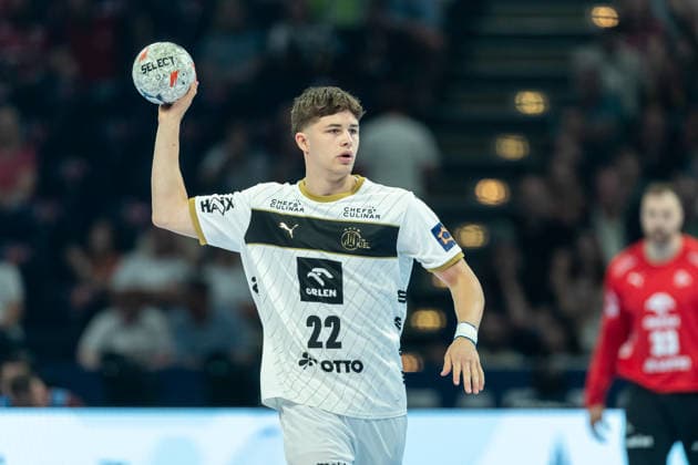 Rasmus Ankermann THW Kiel controls the ball during the handball semi final of the Winamax EHF Finals 2026 between Montpellier Handball and THW Kiel at Barclays Arena on May 30, 2026 in Hamburg, Germany