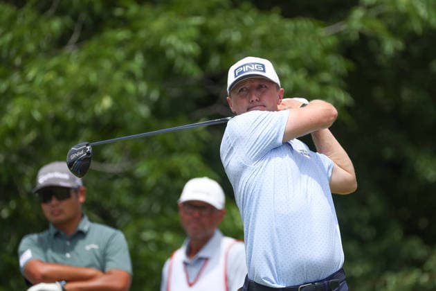 FORT WORTH, TX - MAY 30: Mackenzie Hughes (CAN) hits from the 12th tee during the third round of the Charles Schwab Challenge on May 30, 2026 at Colonial Country Club in Fort Worth, TX. (Photo by George Walker Icon Sportswire) GOLF: MAY 30 PGA, Golf Herren Charles Schwab Challenge EDITORIAL USE ONLY Icon26053025