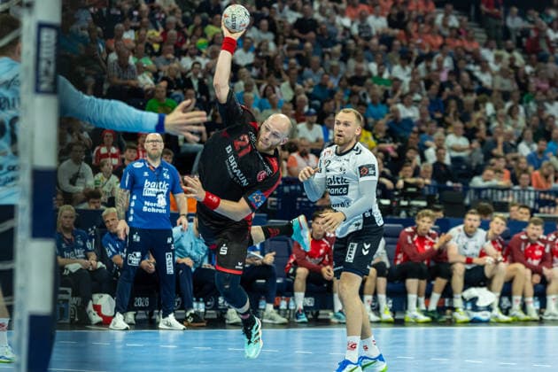 Arnar Freyr Arnarsson MT Melsungen controls the ball during the handball semi final of the Winamax EHF Finals 2026 between MT Melsungen and SG Flensburg Handewitt at Barclays Arena on May 30, 2026 in Hamburg, Germany