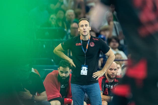Coach Roberto Garcia Parrondo MT Melsungen looks on during the handball semi final of the Winamax EHF Finals 2026 between MT Melsungen and SG Flensburg Handewitt at Barclays Arena on May 30, 2026 in Hamburg, Germany