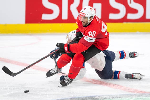 Roman Josi, SUI, hi STEEN Noah, NOR, on the ground, Switzerland Norway, semi-final, Ice Hockey World Championship, Zurich 30 05 2026