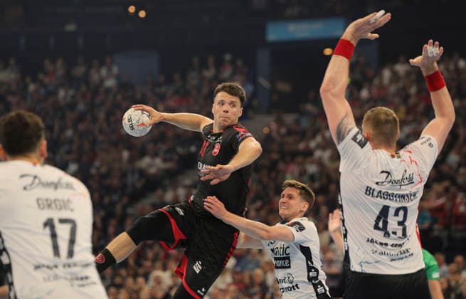 photo Goal throw of Aaron MENSING Melsungen against Domen NOVAK center and Blaz Blagotinsek right , both Flensburg Handball Men on Sat 30 05 2026 Mens EHF European League , Final Four in Hamburg SG Flensburg Melsungen, Semi Final