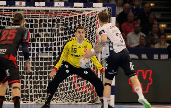 photo Emil Jakobsen throws against goalkeeper Nebojsa SIMIC Melsungen Handball Men on Sat 30 05 2026 Mens EHF European League , Final Four in Hamburg SG Flensburg Melsungen, Semi Final
