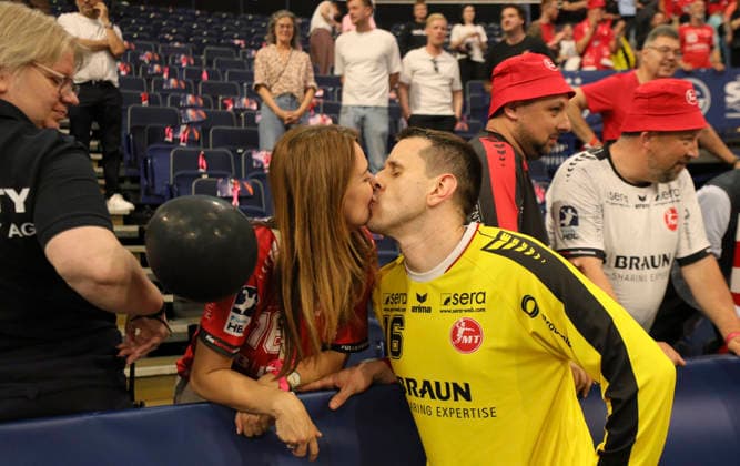 photo Cheering after the final whistle by the players from Melsungen , Goalkeeper Nebojsa SIMIC celebrates with his wife Alekandra Handball Men on Sat 30 05 2026 Mens EHF European League , Final Four in Hamburg SG Flensburg Melsungen, Semifinal