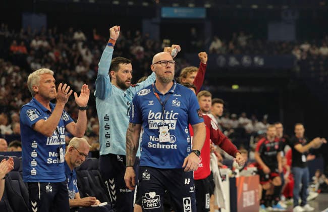 photo Coach Ales PAJOVIC Flenburg and left back goalkeeper Benjamin Buric , far left doctor Torsten Ahnsel Handball Men on Sat 30 05 2026 Mens EHF European League , Final Four in Hamburg SG Flensburg Melsungen, Semifinal