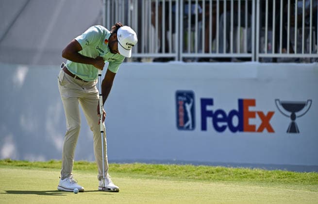 FORTH WORTH, TX - MAY 30: Akshay Bhatia putts on the seventeenth green during the third round of the PGA, Golf Herren Charles Schwab Challenge at Colonial Country Club on Saturday, May 30, 2026 in Fort Worth, TX. (Photo by Austin McAfee Icon Sportswire) GOLF: MAY 30 PGA Charles Schwab Challenge EDITORIAL USE ONLY Icon260530015
