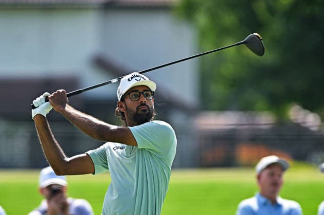 FORTH WORTH, TX - MAY 30: Akshay Bhatia tees off from the eighteenth tee box during the third round of the PGA, Golf Herren Charles Schwab Challenge at Colonial Country Club on Saturday, May 30, 2026 in Fort Worth, TX. (Photo by Austin McAfee Icon Sportswire) GOLF: MAY 30 PGA Charles Schwab Challenge EDITORIAL USE ONLY Icon260530016