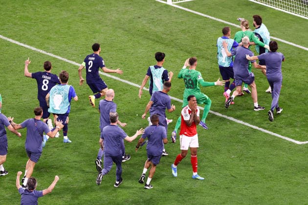 Arsenal gegen PSG 30. Mai 2026, Budapest UEFA-Champions-League-Finale Arsenal gegen Paris Saint Germain Gabriel von Arsenal reagiert, nachdem er den entscheidenden Elfmeter im Elfmeterschießen verschossen hat Foto Jacques Feeney Abseits Budapest Ungarn  Copyright: xJacquesxFeeneyx xOffsidexOffside