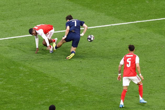 Arsenal gegen PSG 30. Mai 2026, Budapest UEFA-Champions-League-Finale Arsenal gegen Paris Saint Germain Cristhian Mosquera von Arsenal foult Khvicha Kvaratskhelia von Paris Saint Germain und vergibt einen Elfmeter Foto Jacques Feeney Abseits Budapest Ungarn  Copyright: xJacquesxFeeneyx xOffsidexOffside