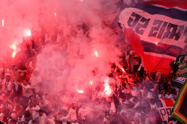 Arsenal gegen PSG 30. Mai 2026, Budapest UEFA Champions League Finale Arsenal gegen Paris Saint Germain PSG-Fans mit Fackeln Foto Jacques Feeney Abseits Budapest Ungarn  Copyright: xJacquesxFeeneyx xOffsidexOffside