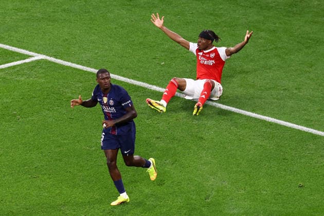 Arsenal gegen PSG 30. Mai 2026, Budapest UEFA-Champions-League-Finale Arsenal gegen Paris Saint Germain Noni Madueke von Arsenal reagiert, nachdem er von Nuno Mendes von Paris Saint Germain zu Fall gebracht wurde Foto Jacques Feeney Abseits Budapest Ungarn  Copyright: xJacquesxFeeneyx xOffsidexOffside