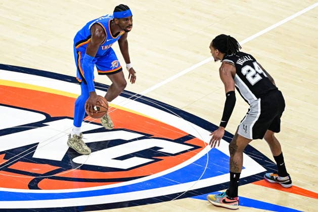 NBA, Basketball Herren, USA West Conference Finals Game 7 - San Antonio Spurs at Oklahoma City Thunder Oklahoma City Thunder guard Shai Gilgeous-Alexander (L) drives against San Antonio Spurs guard forward Devin Vassell (R) during game 7 of the NBA West Conference Finals between Oklahoma City Thunder and San Antonio Spurs in Oklahoma City, Oklahoma, USA, 30 May 2026. Oklahoma City United States  Copyright: xGERALDxLEONGx