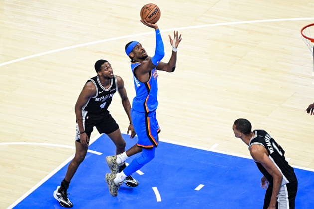 NBA, Basketball Herren, USA West Conference Finals Game 7 - San Antonio Spurs at Oklahoma City Thunder Oklahoma City Thunder guard Shai Gilgeous-Alexander (C) shoots the ball during game 7 of the NBA West Conference Finals between Oklahoma City Thunder and San Antonio Spurs in Oklahoma City, Oklahoma, USA, 30 May 2026. Oklahoma City United States  Copyright: xGERALDxLEONGx
