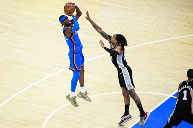 NBA, Basketball Herren, USA West Conference Finals Game 7 - San Antonio Spurs at Oklahoma City Thunder Oklahoma City Thunder guard Shai Gilgeous-Alexander (L) shoots against San Antonio Spurs guard forward Devin Vassell (R) during game 7 of the NBA West Conference Finals between Oklahoma City Thunder and San Antonio Spurs in Oklahoma City, Oklahoma, USA, 30 May 2026. Oklahoma City United States  Copyright: xGERALDxLEONGx