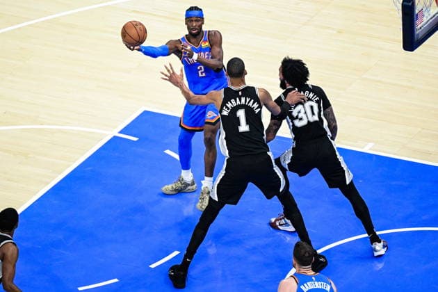 NBA, Basketball Herren, USA West Conference Finals Game 7 - San Antonio Spurs at Oklahoma City Thunder Oklahoma City Thunder guard Shai Gilgeous-Alexander (L) passes against San Antonio Spurs forward center Victor Wembanyama (C) and San Antonio Spurs forward Julian Champagnie (R) during game 7 of the NBA West Conference Finals between Oklahoma City Thunder and San Antonio Spurs in Oklahoma City, Oklahoma, USA, 30 May 2026. Oklahoma City United States  Copyright: xGERALDxLEONGx