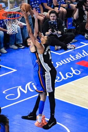 NBA, Basketball Herren, USA West Conference Finals Game 7 - San Antonio Spurs at Oklahoma City Thunder San Antonio Spurs forward center Victor Wembanyama (R) shoots against Oklahoma City Thunder center forward Chet Holmgren (L) during game 7 of the NBA West Conference Finals between Oklahoma City Thunder and San Antonio Spurs in Oklahoma City, Oklahoma, USA, 30 May 2026. Oklahoma City United States  Copyright: xGERALDxLEONGx