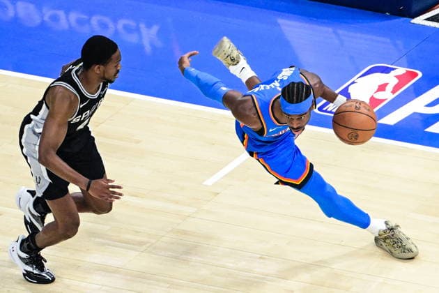 NBA, Basketball Herren, USA West Conference Finals Game 7 - San Antonio Spurs at Oklahoma City Thunder epaselect Oklahoma City Thunder guard Shai Gilgeous-Alexander (R) drives against San Antonio Spurs guard De aaron Fox (L) during game 7 of the NBA West Conference Finals between Oklahoma City Thunder and San Antonio Spurs in Oklahoma City, Oklahoma, USA, 30 May 2026. Oklahoma City United States  Copyright: xGERALDxLEONGx