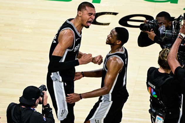 NBA, Basketball Herren, USA West Conference Finals Game 7 - San Antonio Spurs at Oklahoma City Thunder San Antonio Spurs forward center Victor Wembanyama (L) celebrates with San Antonio Spurs guard De aaron Fox (C) after winning game 7 of the NBA West Conference Finals between Oklahoma City Thunder and San Antonio Spurs in Oklahoma City, Oklahoma, USA, 30 May 2026. Oklahoma City United States  Copyright: xGERALDxLEONGx
