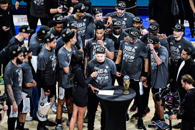 NBA, Basketball Herren, USA West Conference Finals Game 7 - San Antonio Spurs at Oklahoma City Thunder San Antonio Spurs Head Coach Mitch Johnson (C) speaks with reporter after winning game 7 of the NBA West Conference Finals between Oklahoma City Thunder and San Antonio Spurs in Oklahoma City, Oklahoma, USA, 30 May 2026. Oklahoma City United States  Copyright: xGERALDxLEONGx