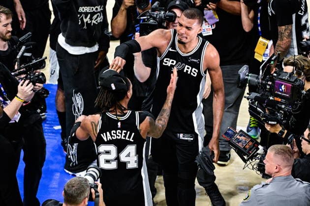 NBA, Basketball Herren, USA West Conference Finals Game 7 - San Antonio Spurs at Oklahoma City Thunder San Antonio Spurs forward center Victor Wembanyama (C-R) celebrates with San Antonio Spurs guard forward Devin Vassell (C-L) after winning game 7 of the NBA West Conference Finals between Oklahoma City Thunder and San Antonio Spurs in Oklahoma City, Oklahoma, USA, 30 May 2026. Oklahoma City United States  Copyright: xGERALDxLEONGx