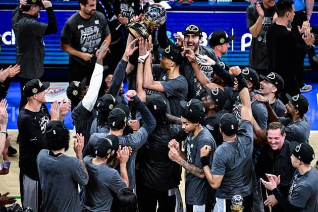 NBA, Basketball Herren, USA West Conference Finals Game 7 - San Antonio Spurs at Oklahoma City Thunder The San Antonio Spurs celebrate after winning game 7 of the NBA West Conference Finals between Oklahoma City Thunder and San Antonio Spurs in Oklahoma City, Oklahoma, USA, 30 May 2026. Oklahoma City United States  Copyright: xGERALDxLEONGx