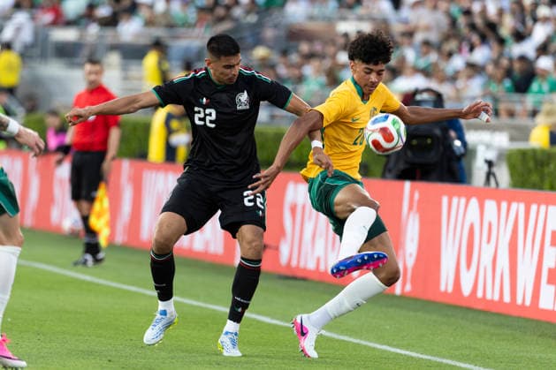 May 30, 2026, Pasadena, California, USA: MexicoÃ¢â‚¬â ¢s Guillermo Martinez (22) and Australia s Lucas Herrington (26) vie for the ball during a MexTour Sendoff Match at Rose Bowl on Saturday, May 30, 2026 in Pasadena, Calif. MexTour Sendoff Match: Mexico Vs Australia  - ZUMAc68_ 20260530_zaf_c68_012 Copyright: xRingoxChiux